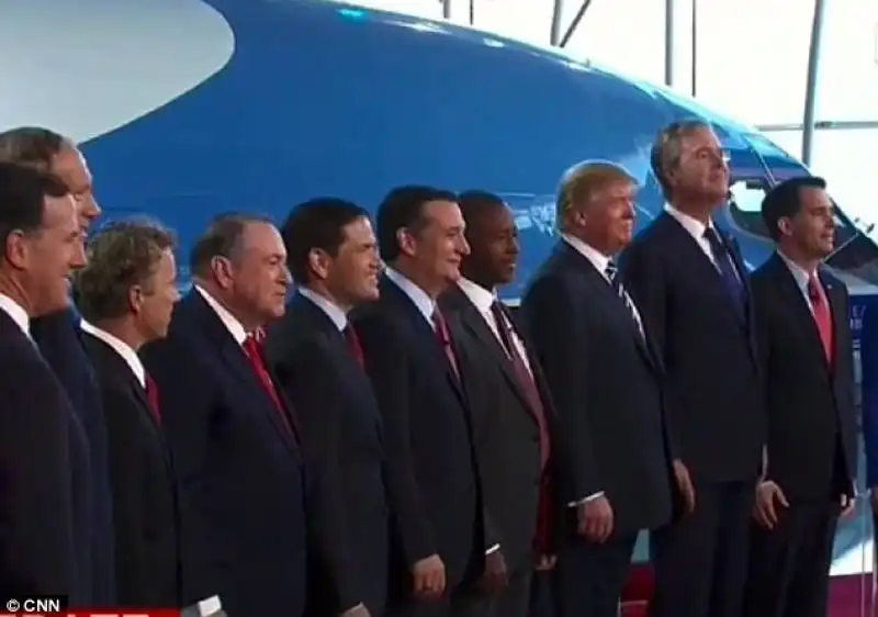 jeb bush in punta di piedi per la foto con i candidati  3