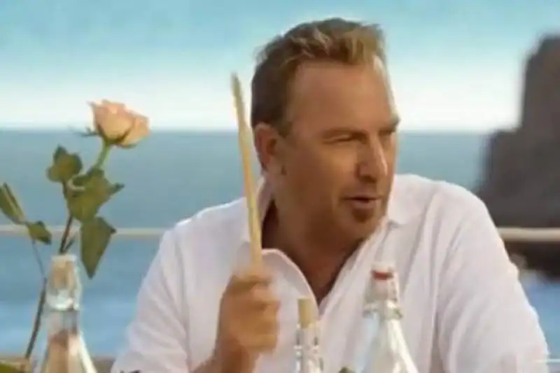 KEVIN COSTNER NELLO SPOT RIO MARE