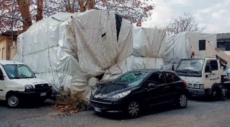 LA CARROZZA SALONE USATA NELL 800 DA PIO IX OGGI ABBANDONATA