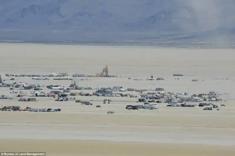 la citta del burning man si forma nel deserto