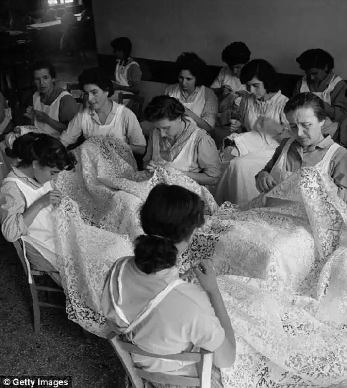 la lavorazione del pizzo a burano   1954