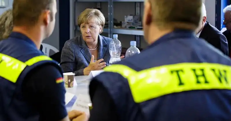 la merkel visita  il centro per rifugiati di heidenau