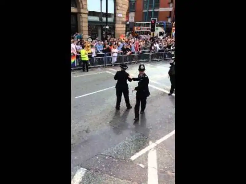 la poliziotta  danzante a manchester sulle note di  footloose