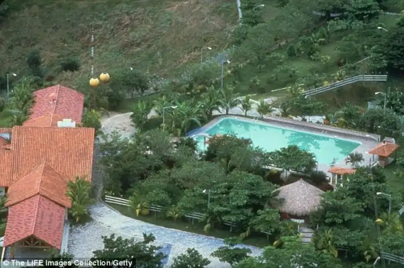 la villa naples di pablo escobar   fotografata nel 1988