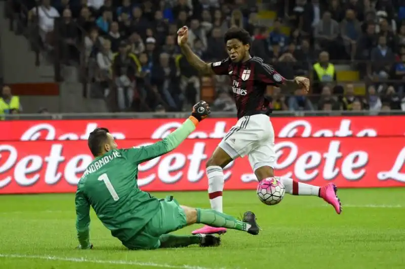 luiz adriano handanovic inter milan