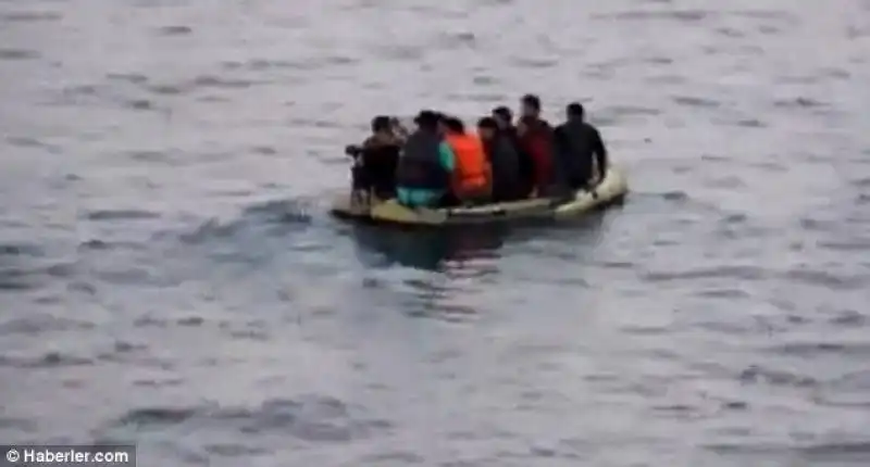 migranti in viaggio da bodrum a kos