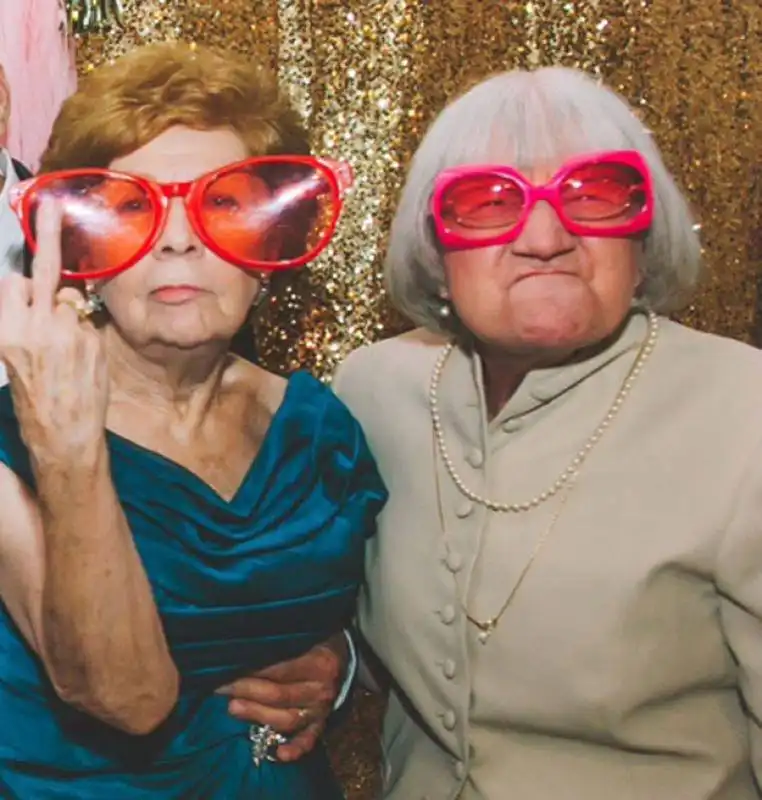 nonna della sposa e amica nella foto virale