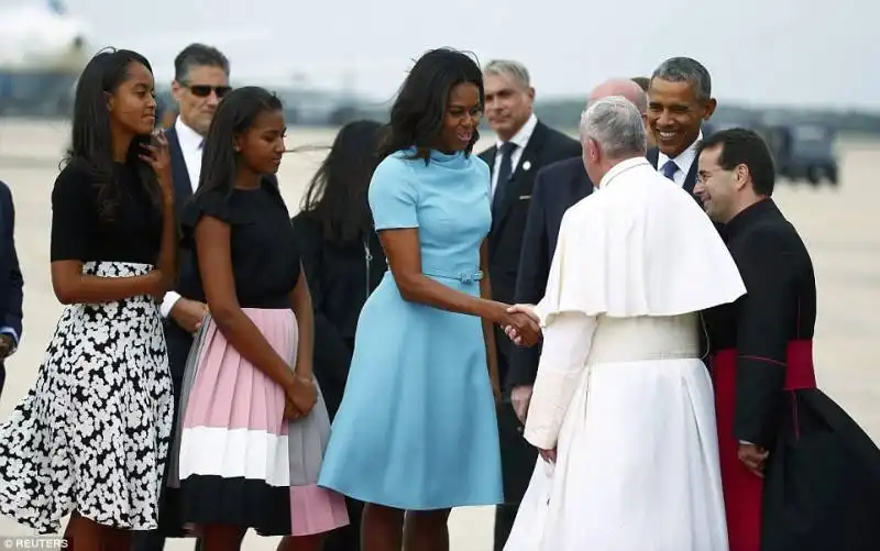 papa francesco stringe la mano a michelle obama