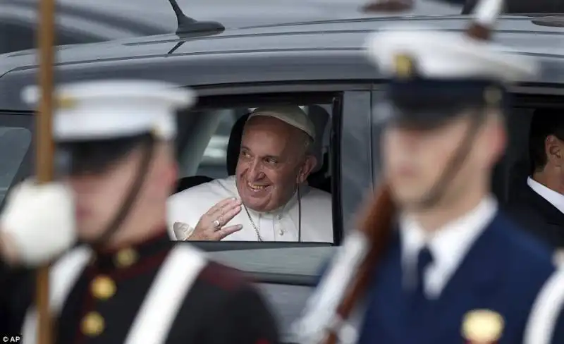 papa francesco sulla 500 l 1