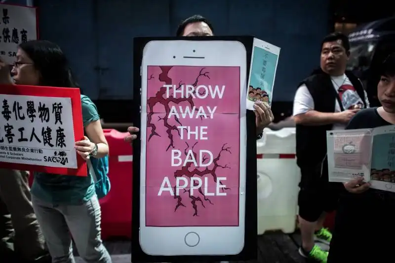 protesta contro  apple a hong kong a sostegno dei lavoratori di lens technology