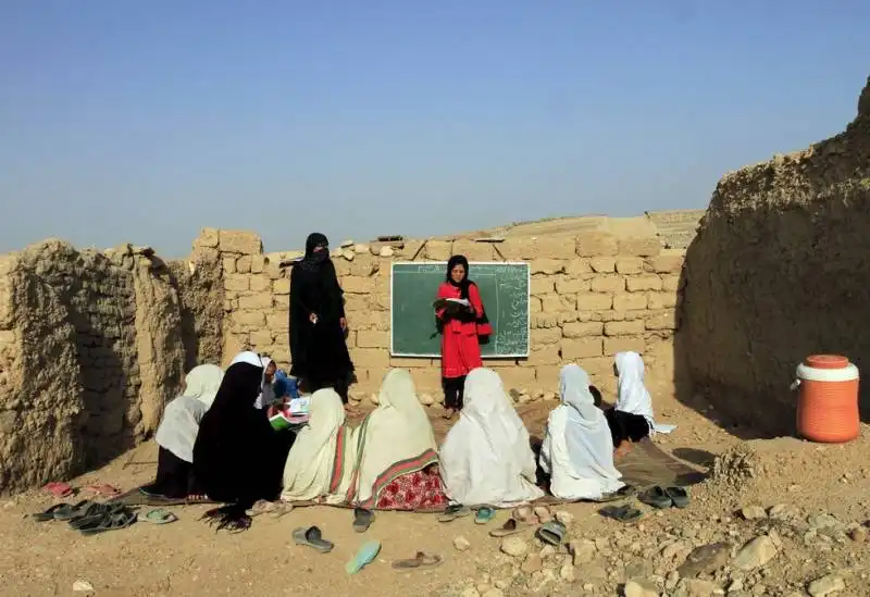 ragazze afgane studiano tra le rovine a jalalabad in afghanistan