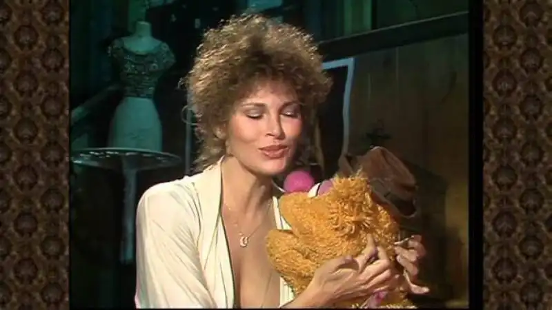 raquel welsh seduce fozzie