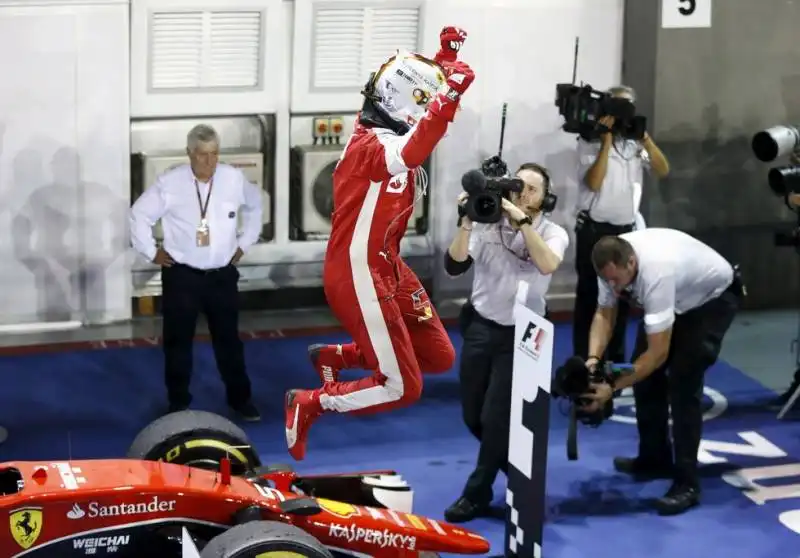 sebastian vettel celebra gran premio f1 a singapore