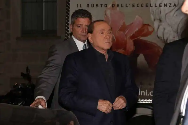 silvio berlusconi con licia ronzulli al compleanno    