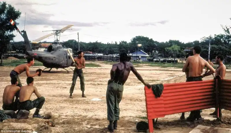 soldati giocano a baseball alla base di dau tieng   vietnam 1967