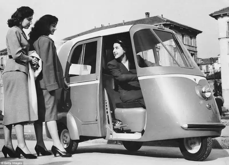 taxi scooter a milano   1952