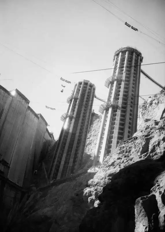 torri della diga in costruzione   1934