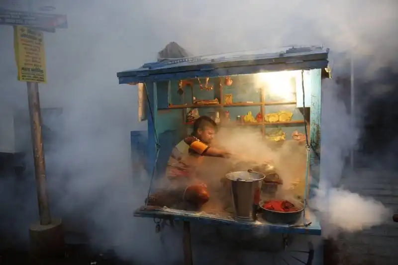 un venditore ambulante a lucknow india