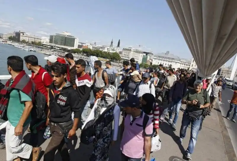 ungheria   200 profughi in cammino da budapest a vienna   10