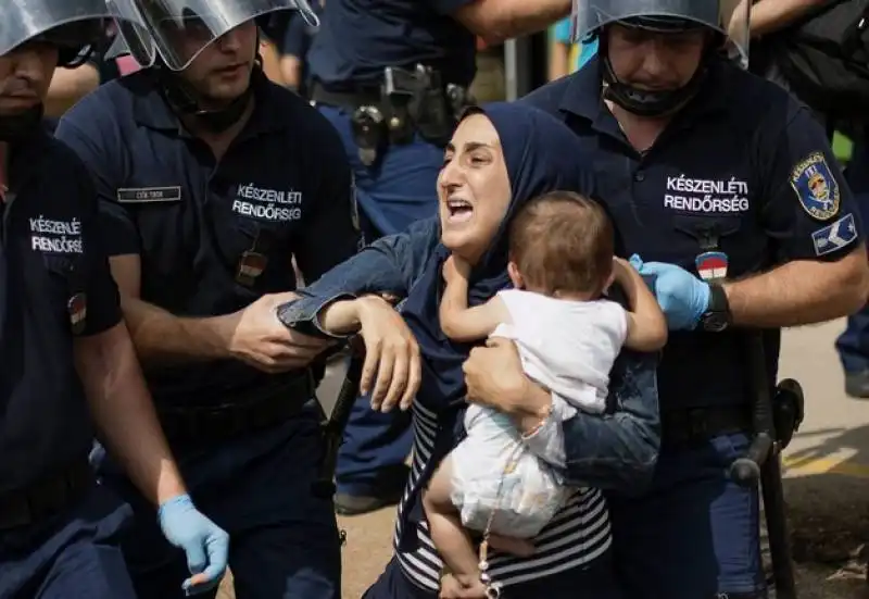 ungheria   200 profughi in cammino da budapest a vienna   21