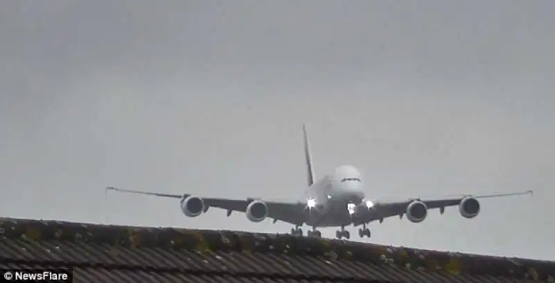 airbus a380 alle prese con il vento di manchester  4