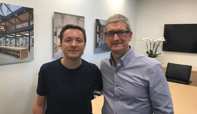 ANDREA CECCHERINI E TIM COOK