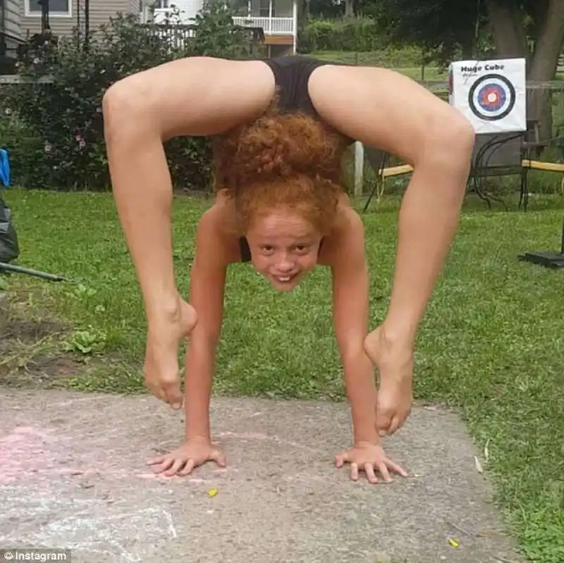 bella contorsionista bambina