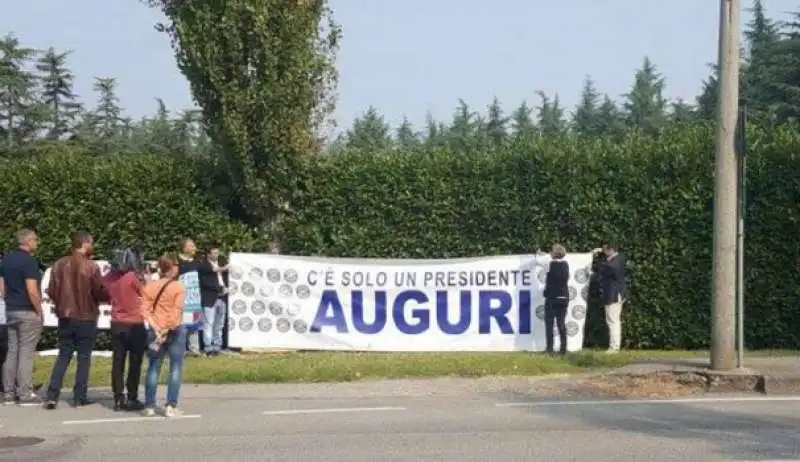 BERLUSCONI STRISCIONE ARCORE