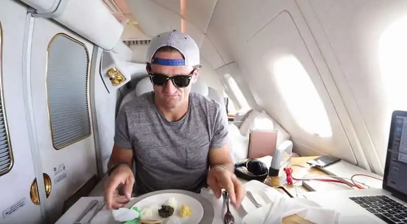 casey neistat viaggiare in prima classe emirates  2