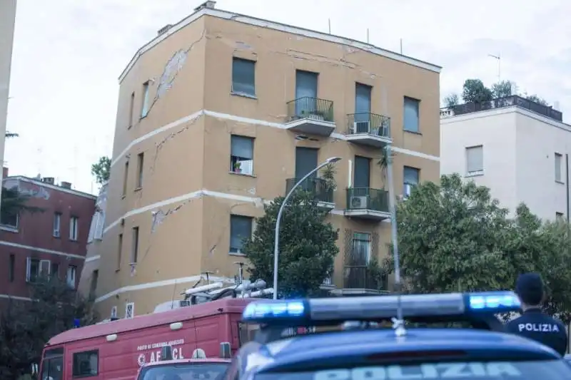 crollo   in una palazzina di ponte milvio