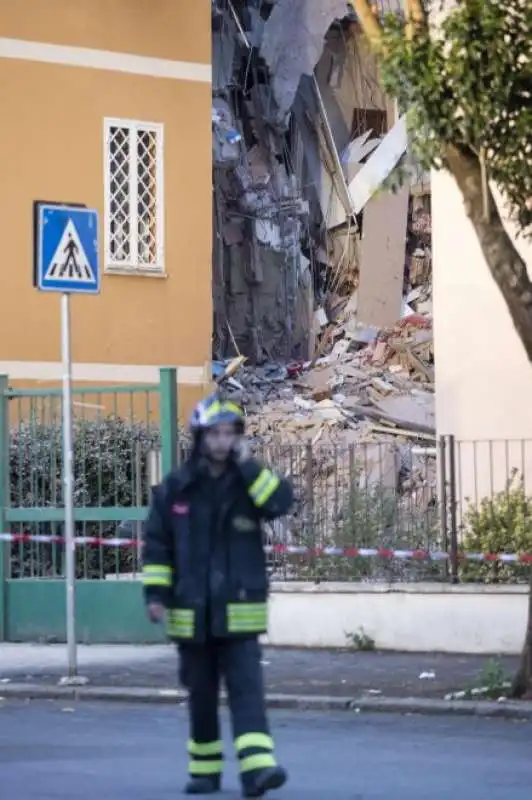 crollo  in una palazzina di ponte milvio