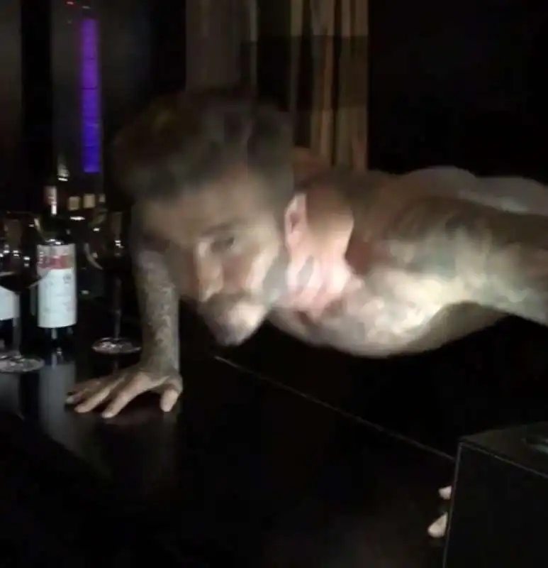 david beckham video gayissimo con amico in accappatoio  5