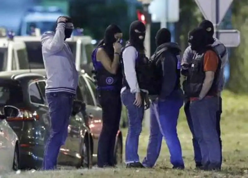 FRANCIA AUTO CON BOMBOLE DI GAS