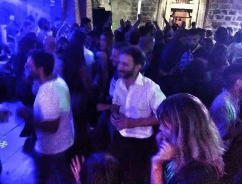 grillini in discoteca a palermo  4