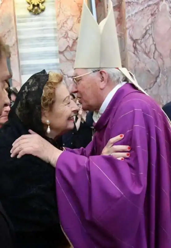 il cardinale giovanni battista re saluta donna elettra marconi