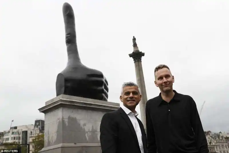 il sindaco sadiq khan e david shrigley