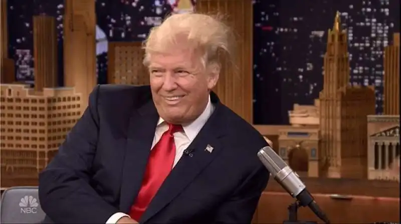 JIMMY FALLON SCOMPIGLIA I CAPELLI DI DONALD TRUMP 