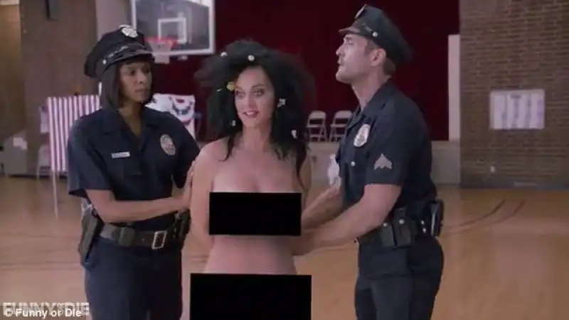 katy  perry vai  a votare nudo se vuoi