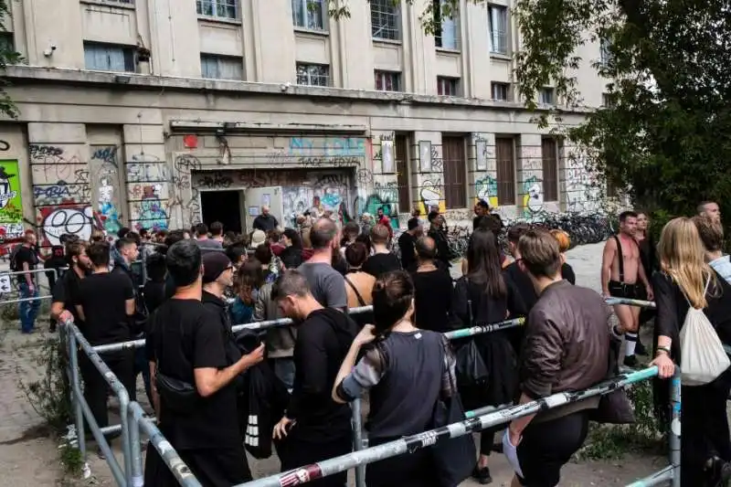 la fila di giorno al berghain