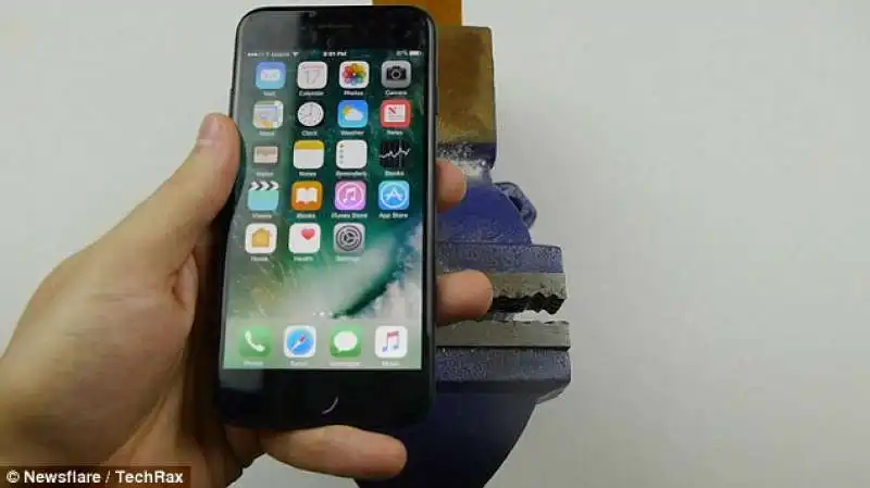 lo scherzo i phone 7 visto da otto milioni di utenti