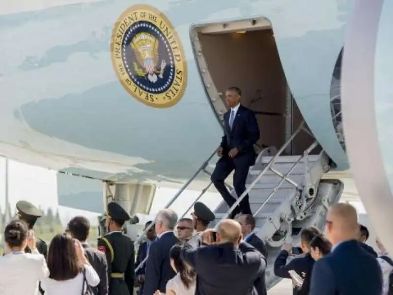 OBAMA DEVE SCENDERE DAL RETRO DELL AIR FORCE ONE 2