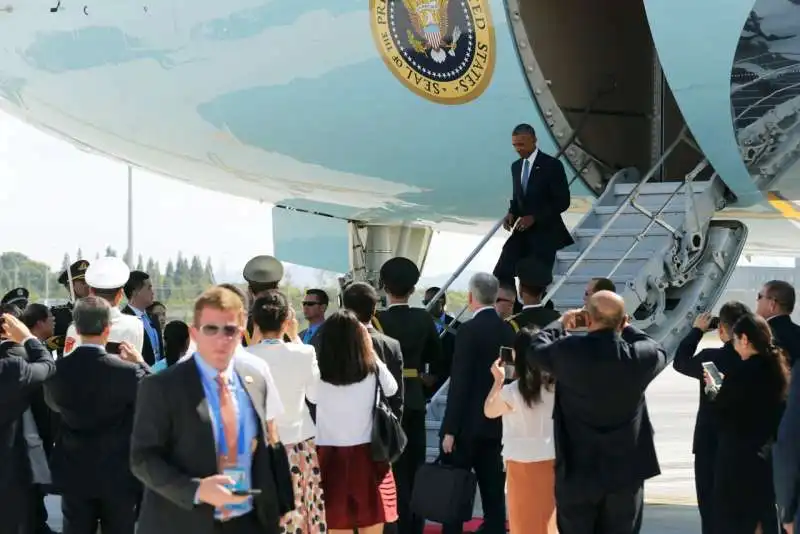 OBAMA DEVE SCENDERE DAL RETRO DELL AIR FORCE ONE 3