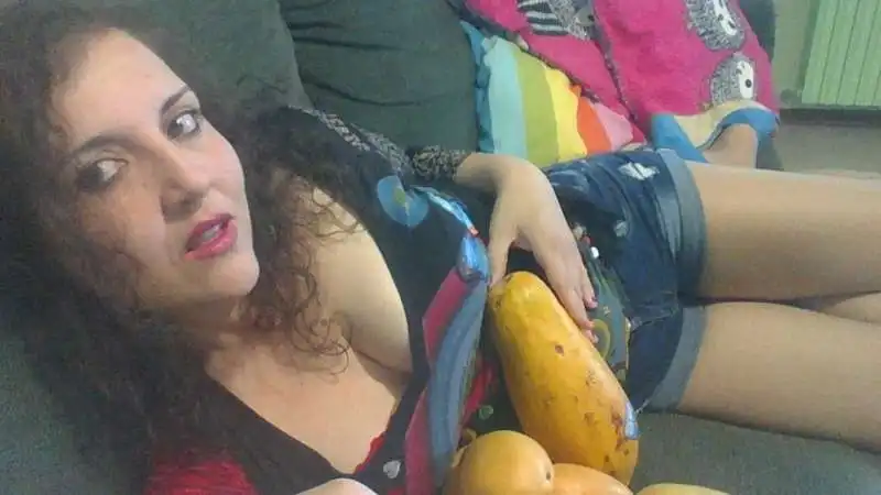 PAMELA SCUPPA CON LA PAPAYA