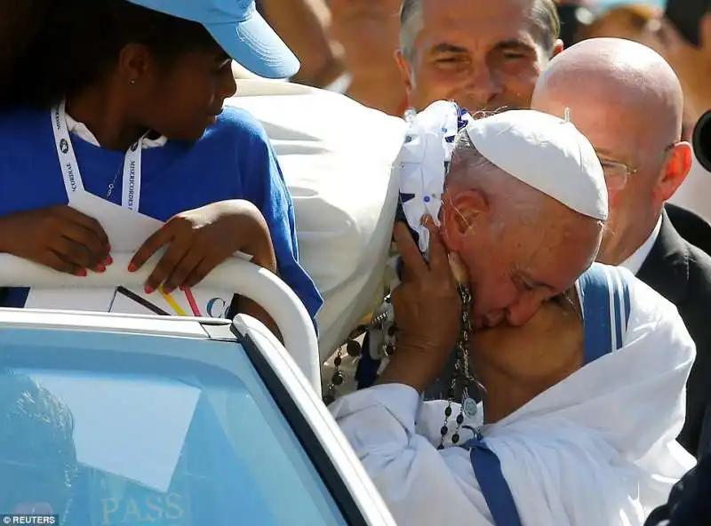 papa francesco baciato da una missionaria della carita