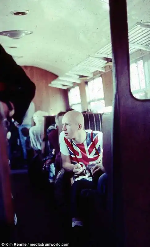 skinhead in treno