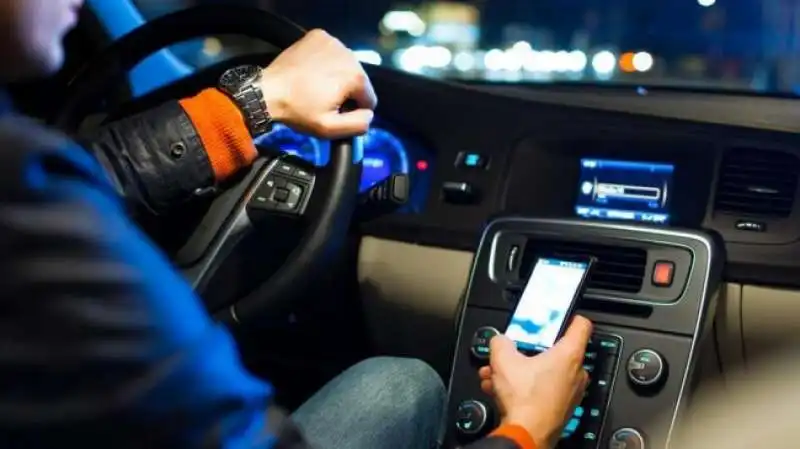 SMARTPHONE AL VOLANTE 1