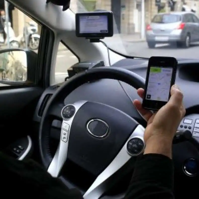 SMARTPHONE AL VOLANTE