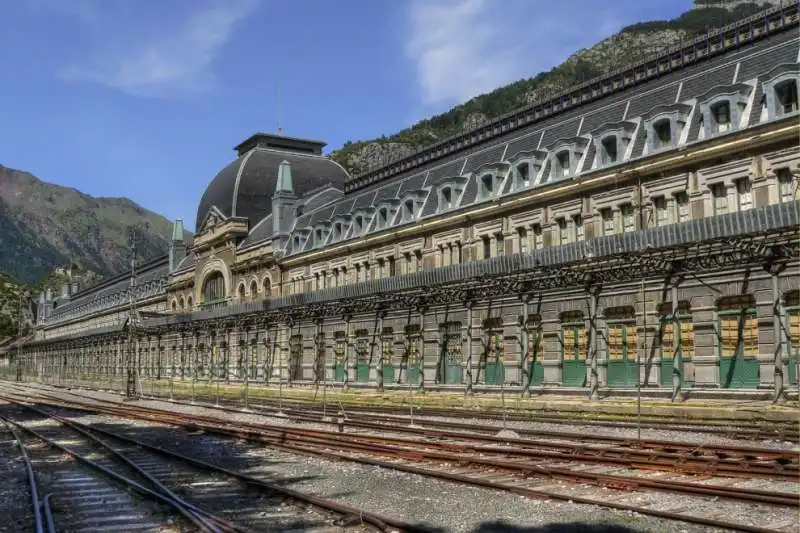 stazione di canfranc in  spagna