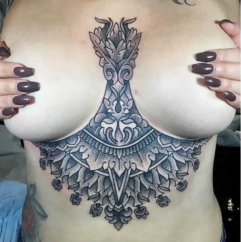 tatuaggio intricato fra i seni