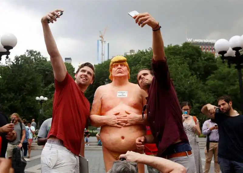 TRUMP STATUA CON MICROPENE